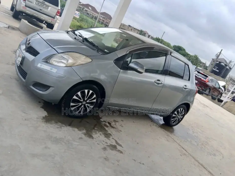 Toyota Vitz 1.5 FWD 5dr 2010 Silver