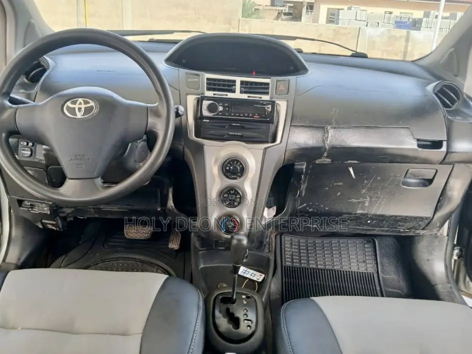Toyota Vitz 1.5 FWD 5dr 2010 Silver