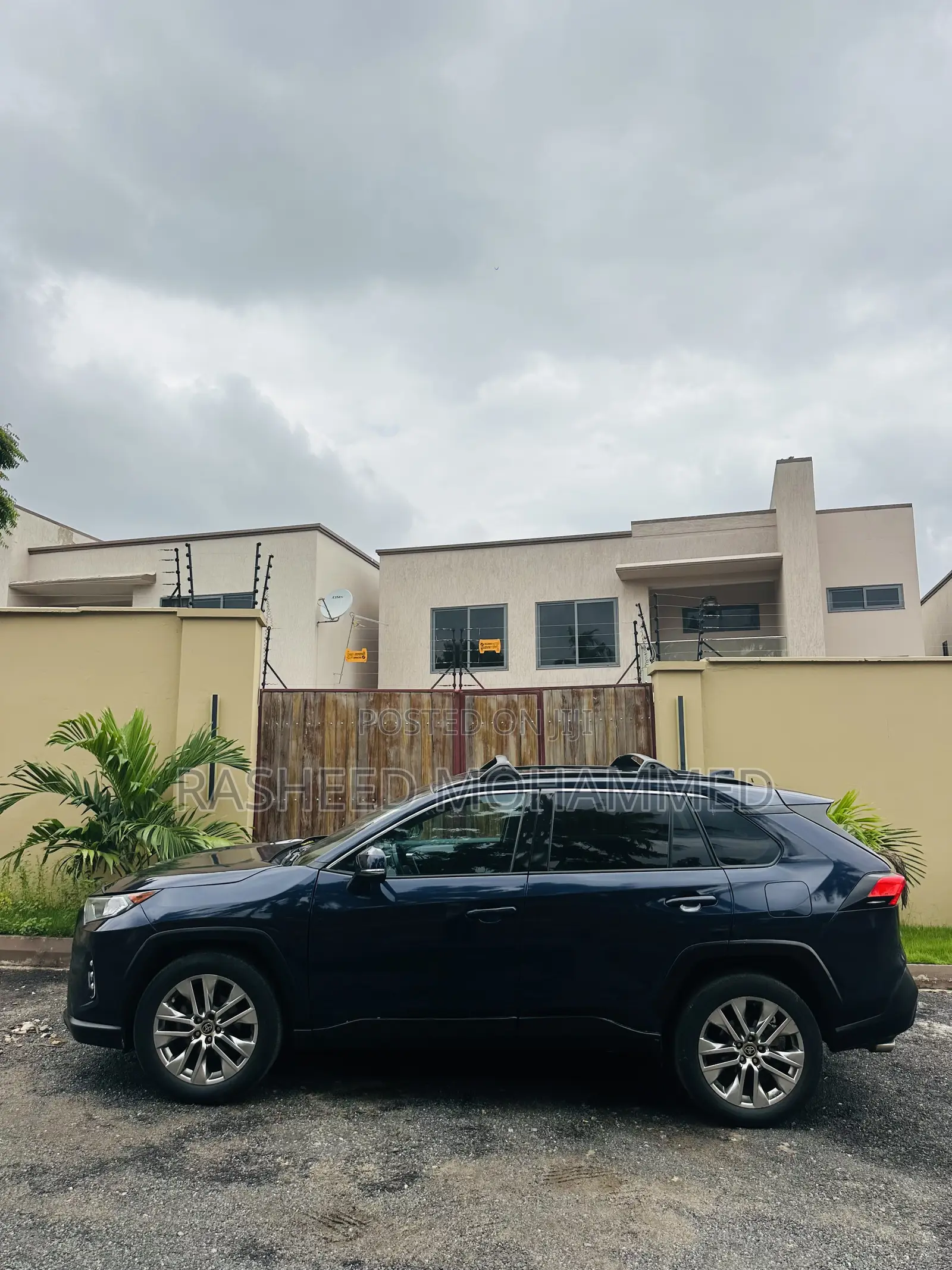 Toyota RAV4 XLE Premium AWD 2023 Blue