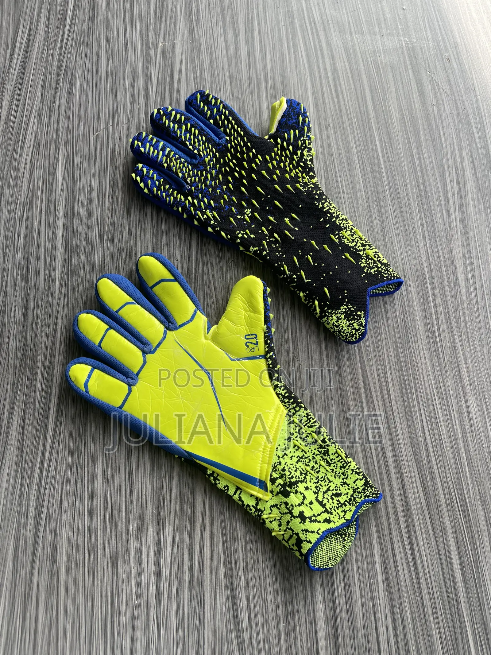 Original Goalkeeper Gloves Available at Cool Price