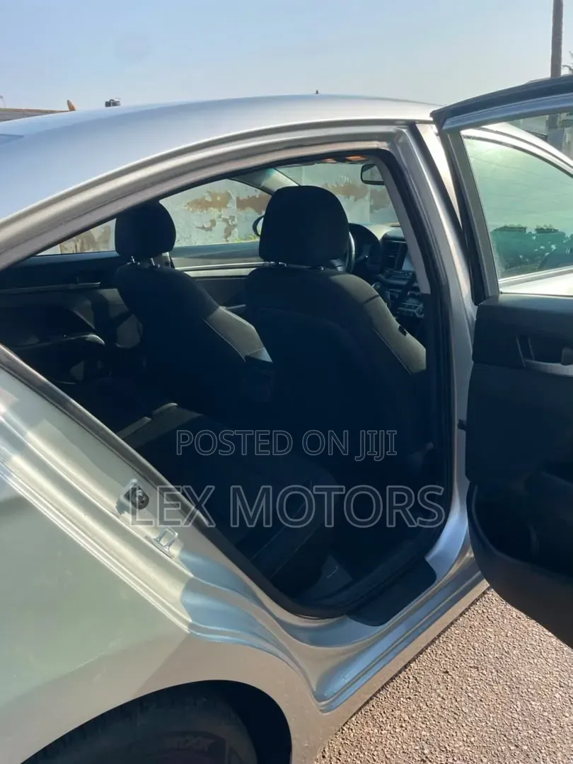 Hyundai Elantra 2017 Silver