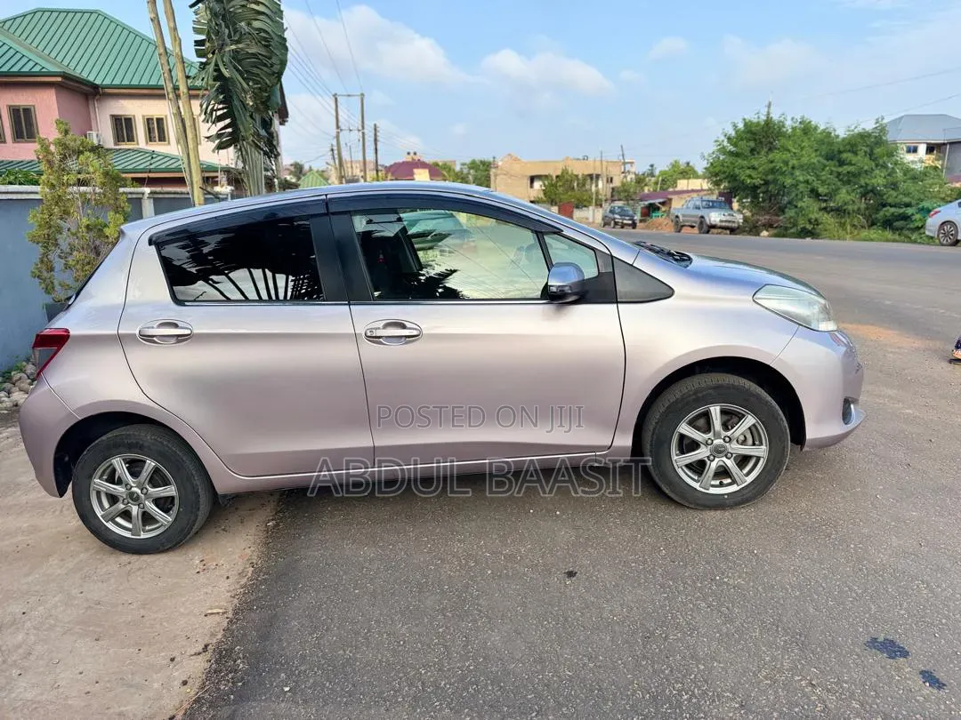 Toyota Vitz 2013 Silver