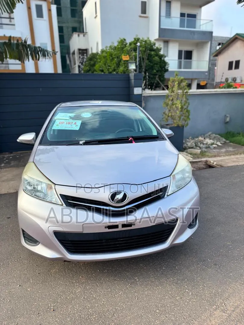 Toyota Vitz 2013 Silver