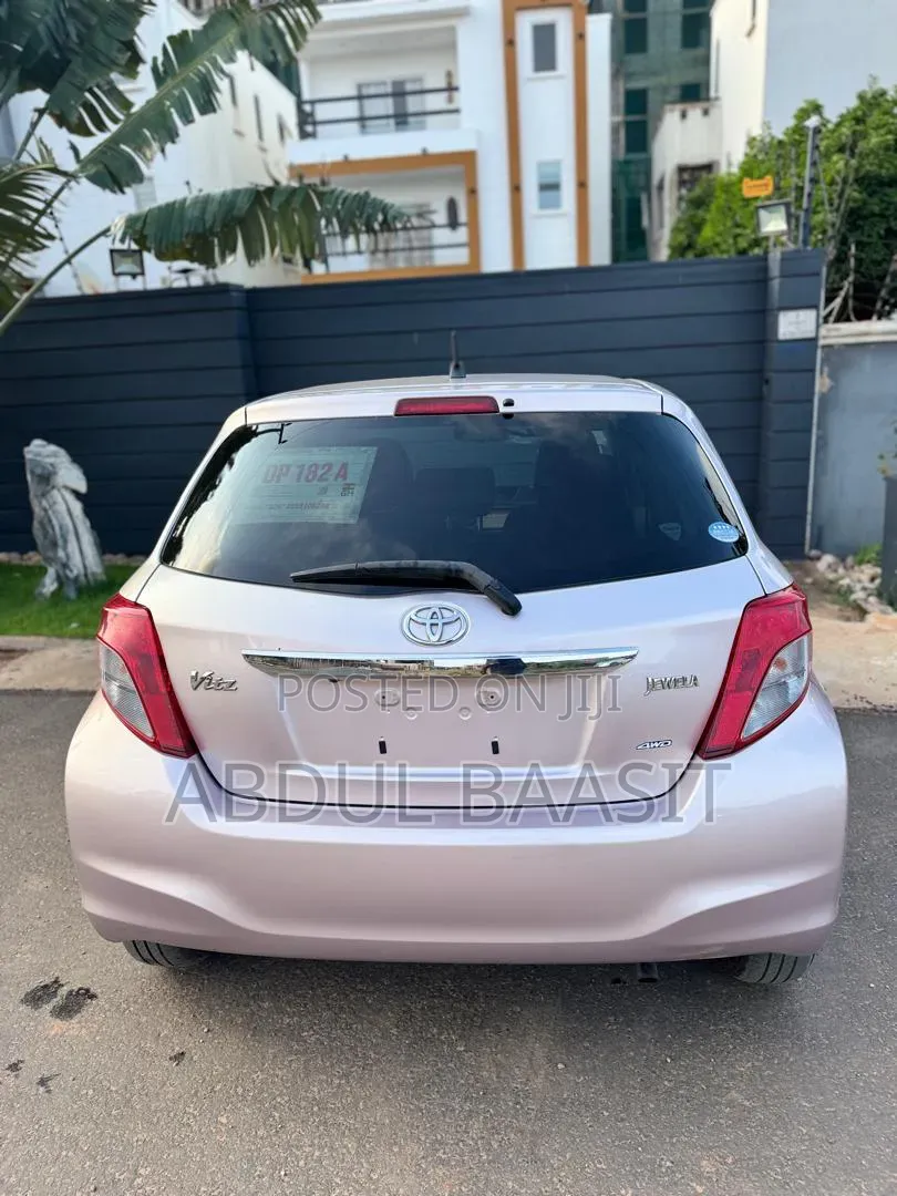 Toyota Vitz 2013 Silver