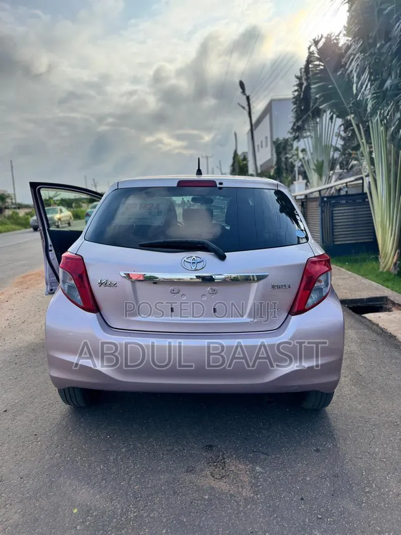 Toyota Vitz 2013 Silver