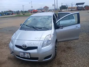 Toyota Vitz 2010 Silver