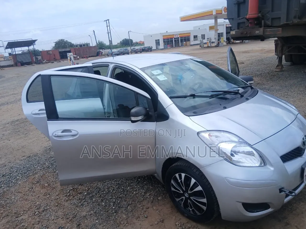 Toyota Vitz 2010 Silver