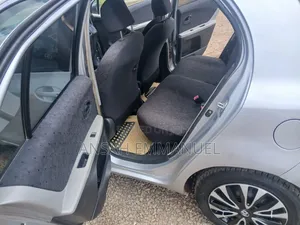 Toyota Vitz 2010 Silver
