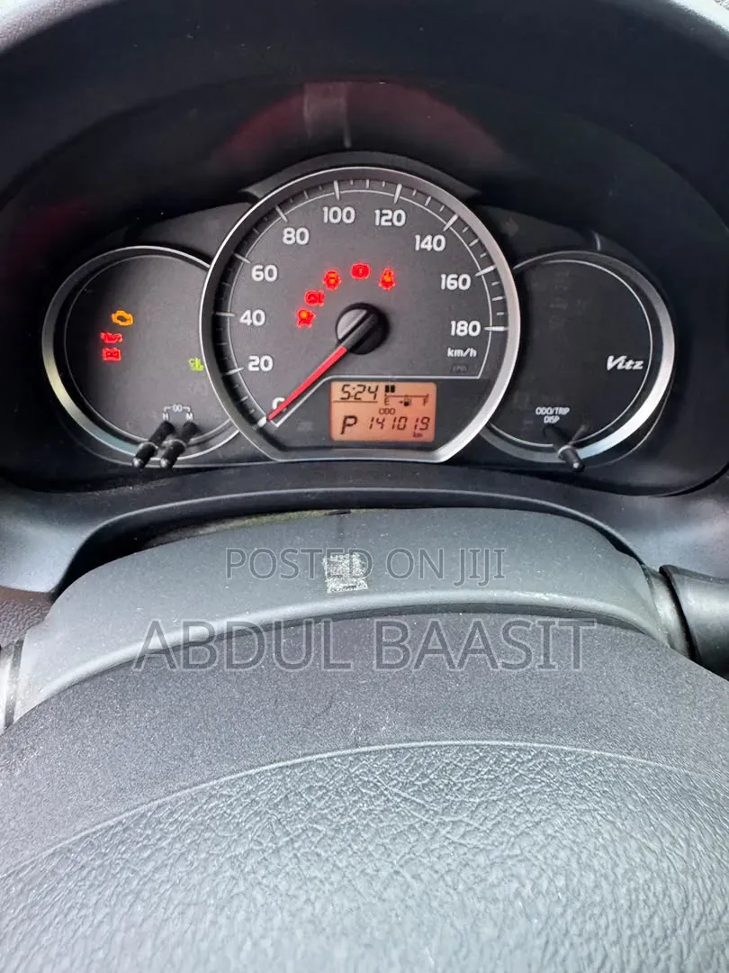 Toyota Vitz 2013 Silver