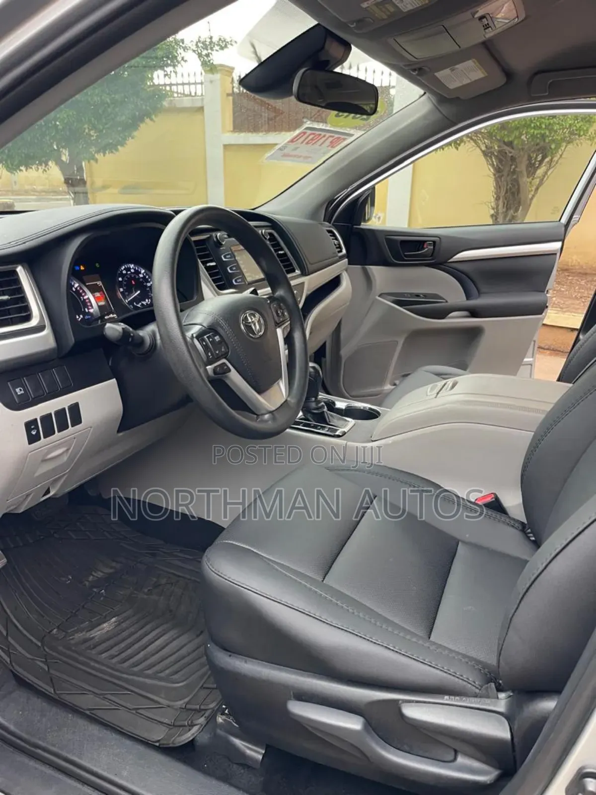 Toyota Highlander LE 2019 Silver