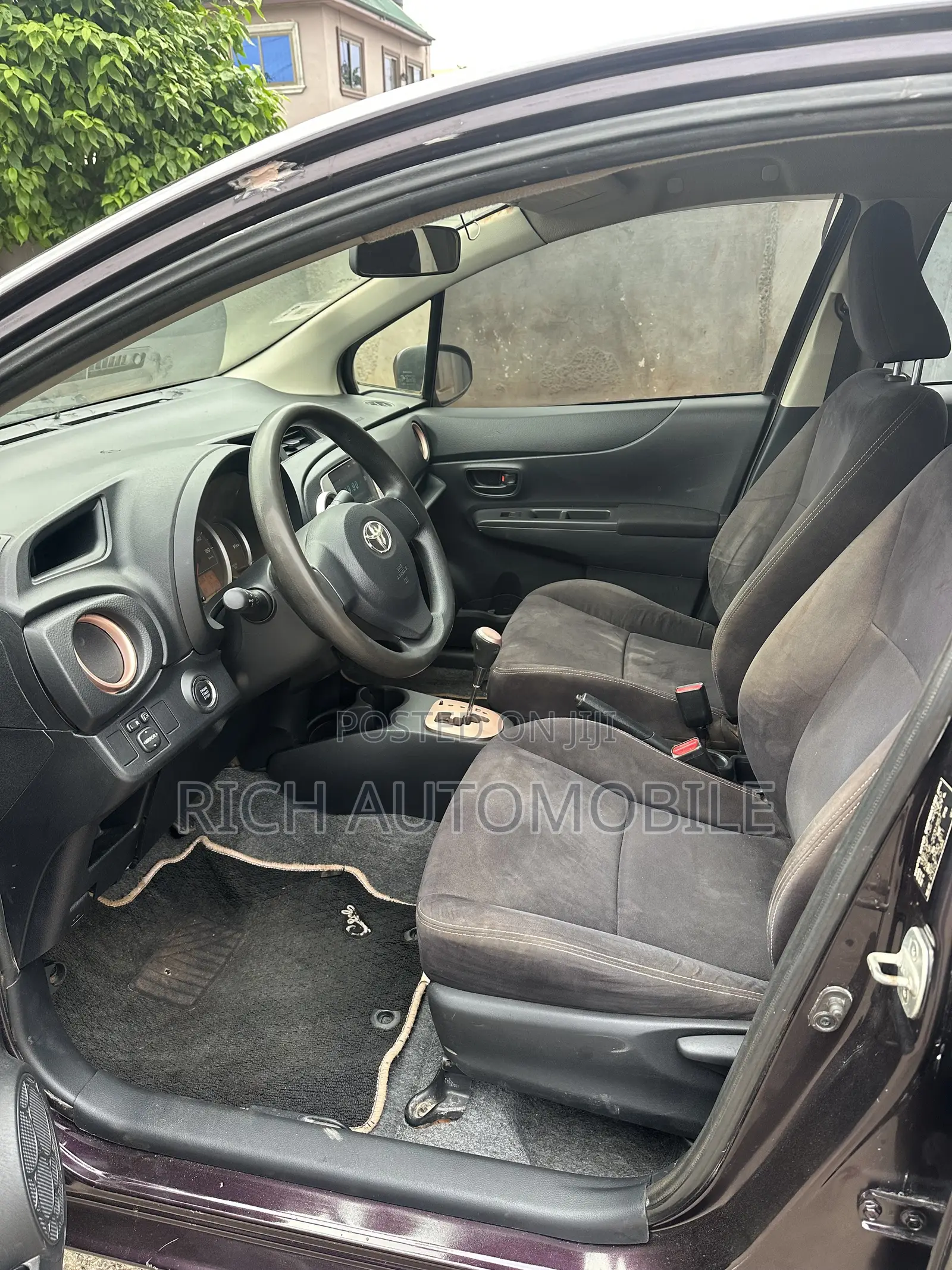 Toyota Vitz 1.3 AWD 5dr 2012 Purple