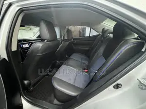 Toyota Corolla SE (1.8L 4cyl 6M) 2018 Silver