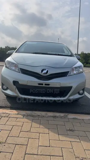 Toyota Vitz 1.5 FWD 5dr 2011 Silver