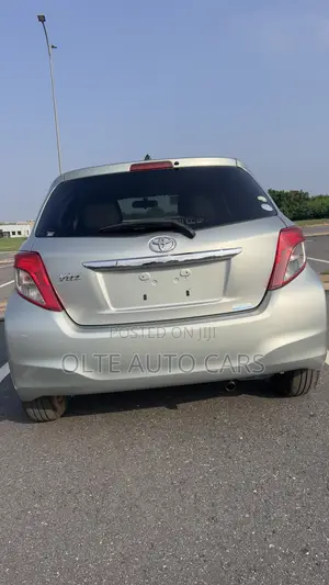 Toyota Vitz 1.5 FWD 5dr 2011 Silver
