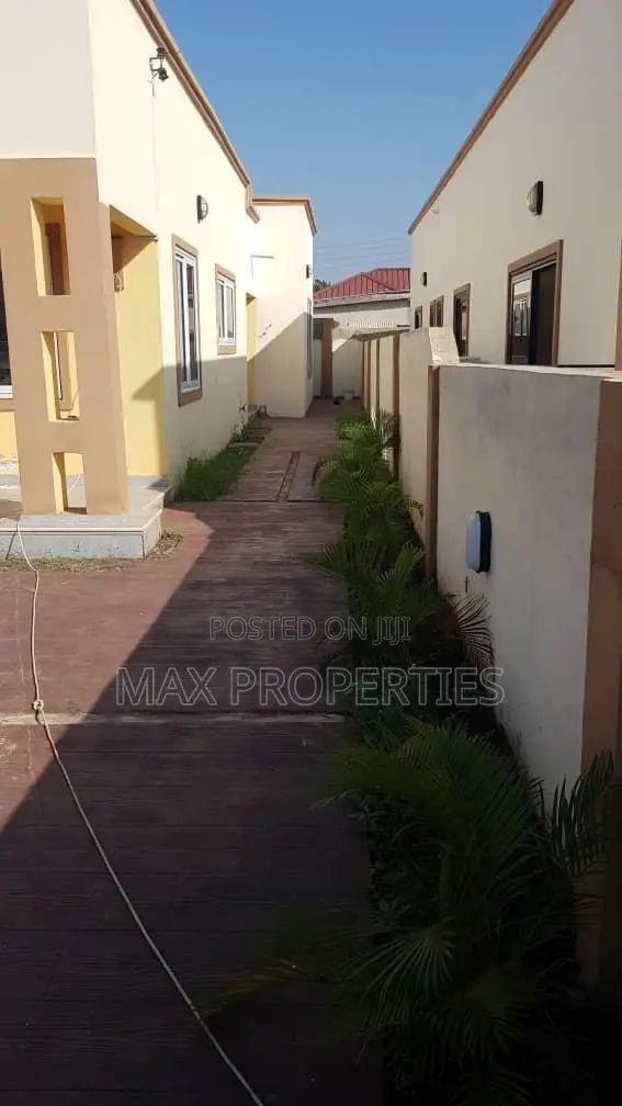 3bdrm House in Old Ashomang for sale