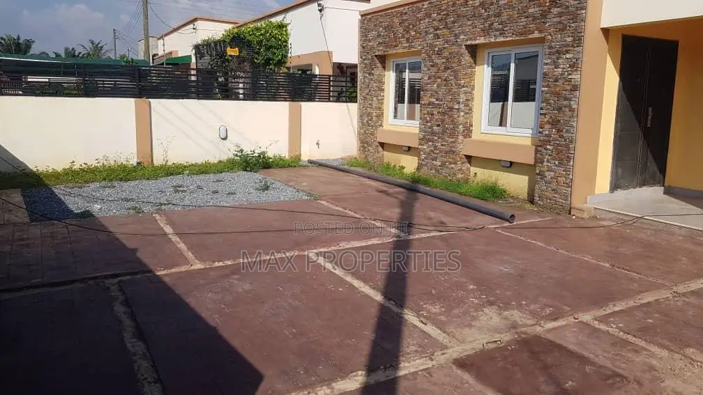 3bdrm House in Old Ashomang for sale