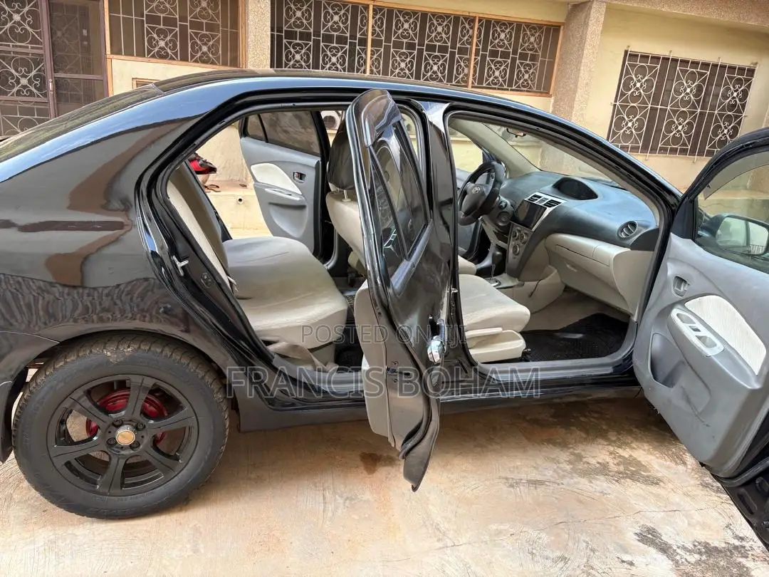 Toyota Yaris 2012 Black