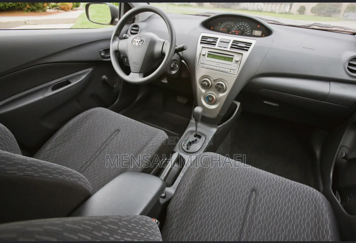 Toyota Yaris SE Hatchback 5dr 2012 Black