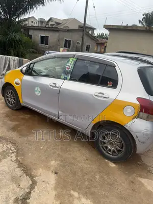 Toyota Vitz 2010 Silver