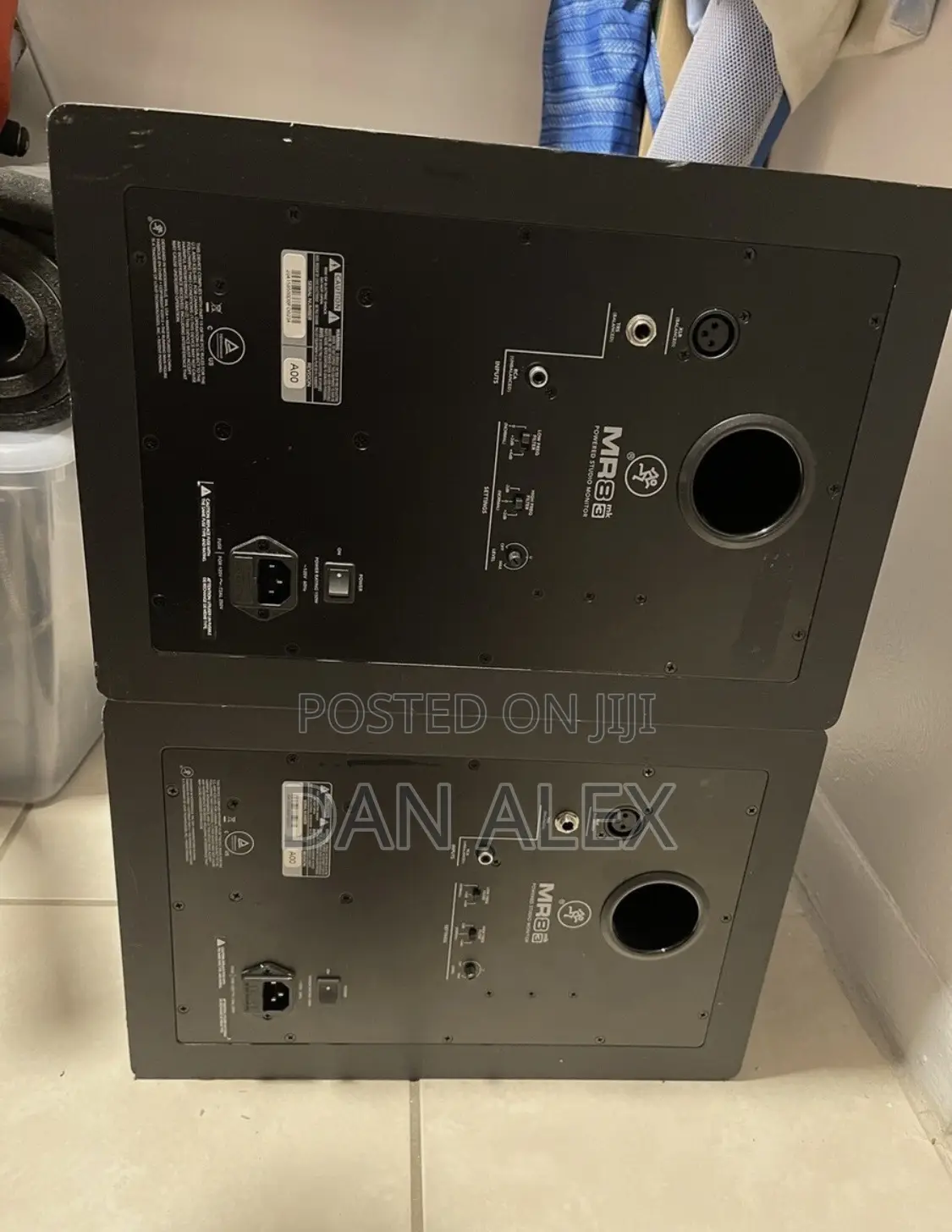 Mackie MR8 MK3 Pair Powered Monitor
