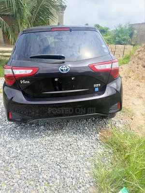 Toyota Vitz 1.5 FWD Hybrid 5dr 2017 Maroon