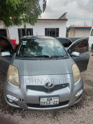 Toyota Vitz 1.3 AWD 3dr 2010 Gray