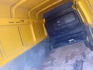 Mercedes-Benz Sprinter 2000 Yellow