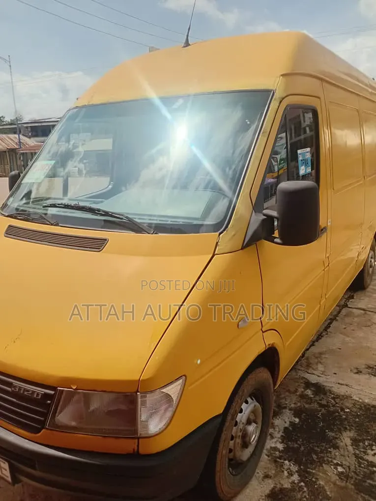 Mercedes-Benz Sprinter 2000 Yellow