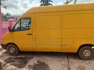 Mercedes-Benz Sprinter 2000 Yellow