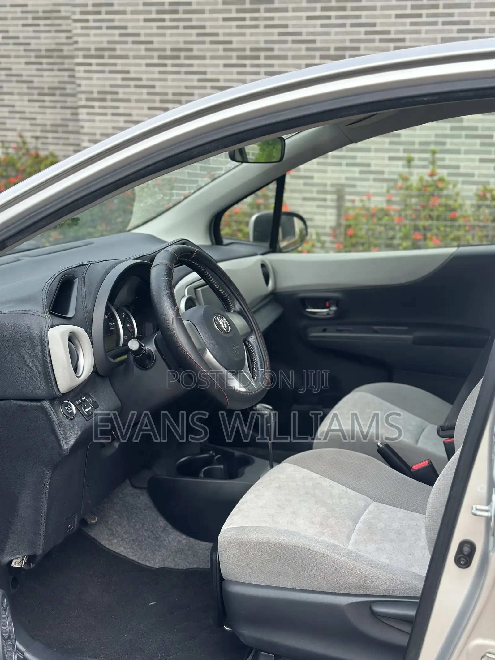 Toyota Vitz 1.3 FWD 5dr 2011 Silver