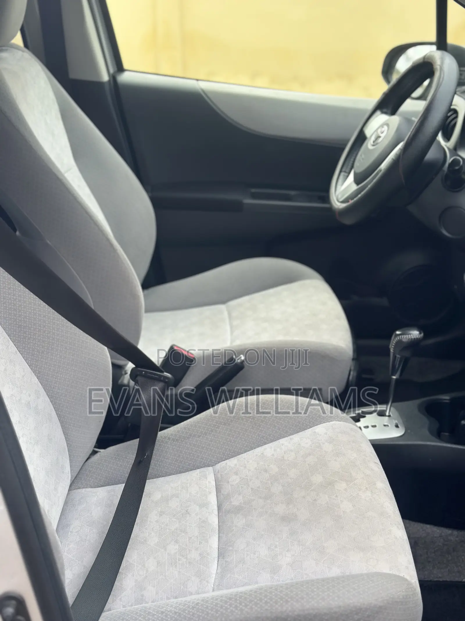 Toyota Vitz 1.3 FWD 5dr 2011 Silver