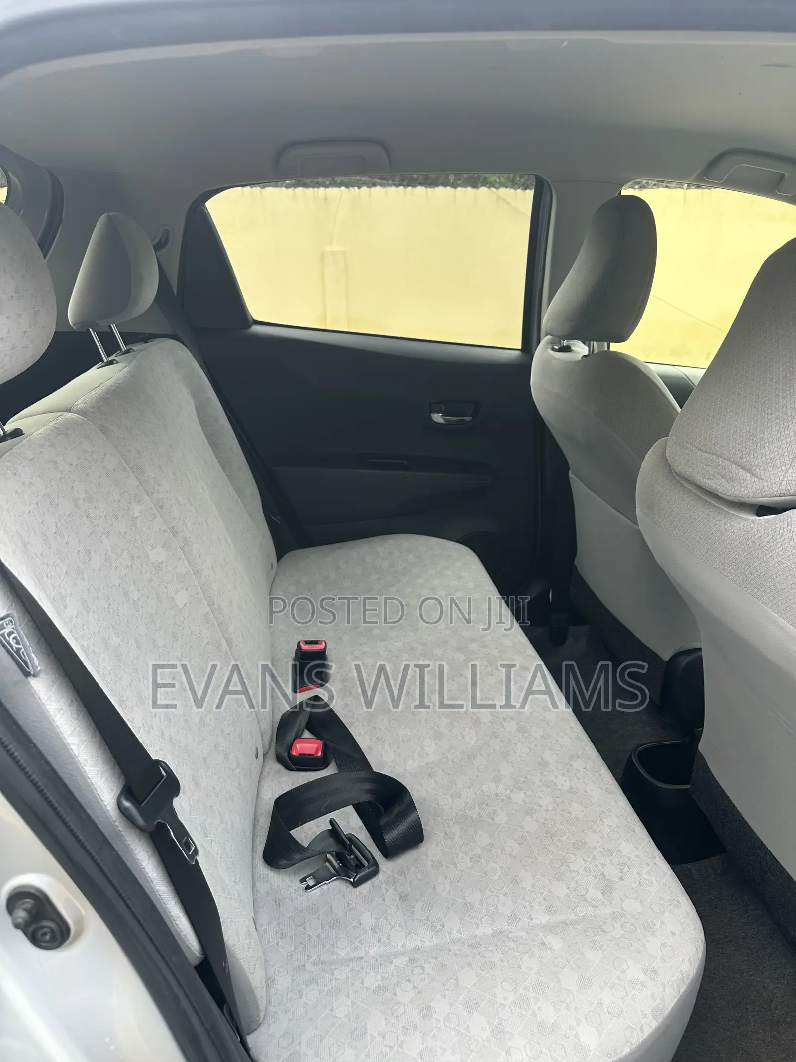 Toyota Vitz 1.3 FWD 5dr 2011 Silver