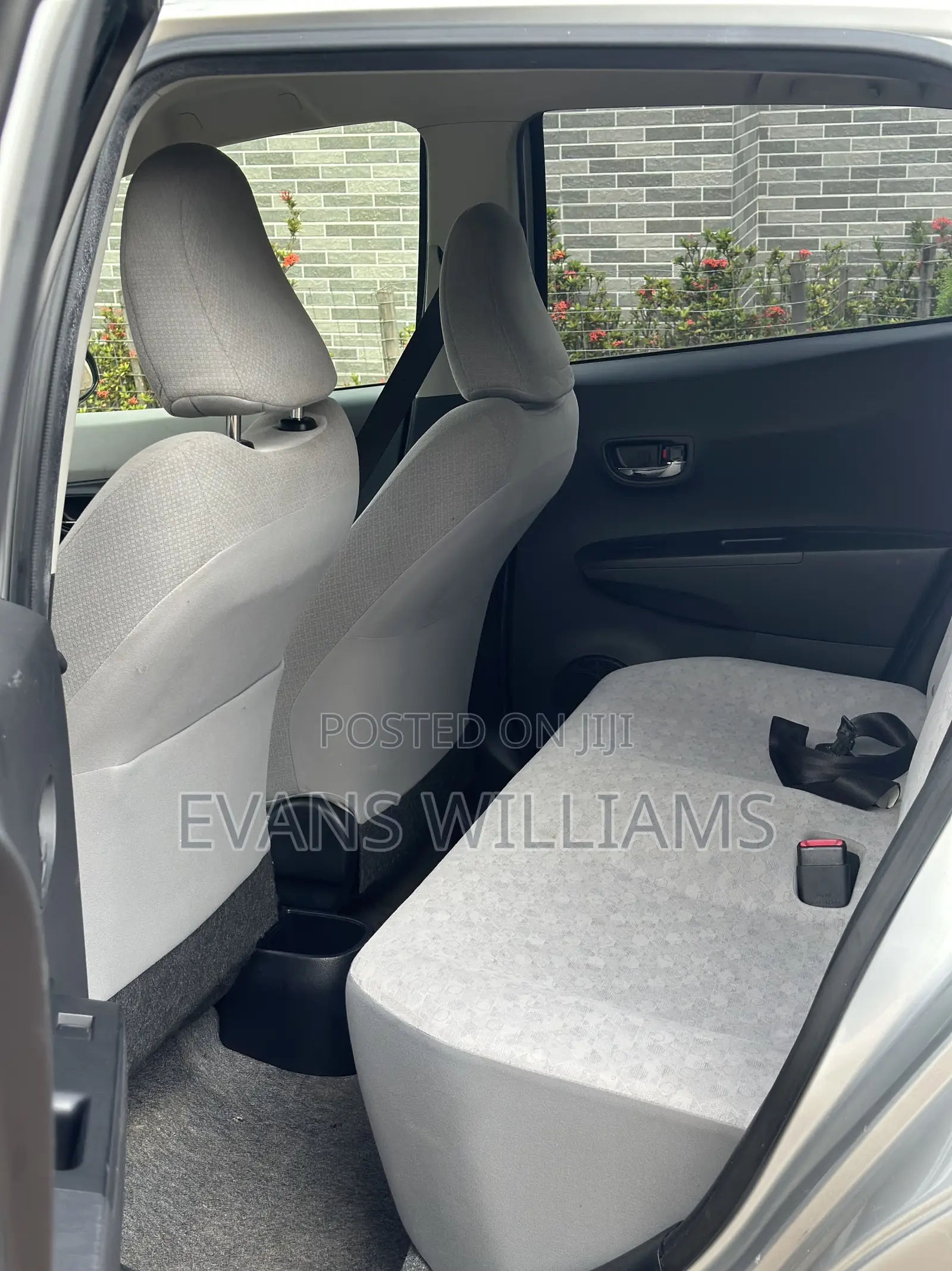 Toyota Vitz 1.3 FWD 5dr 2011 Silver