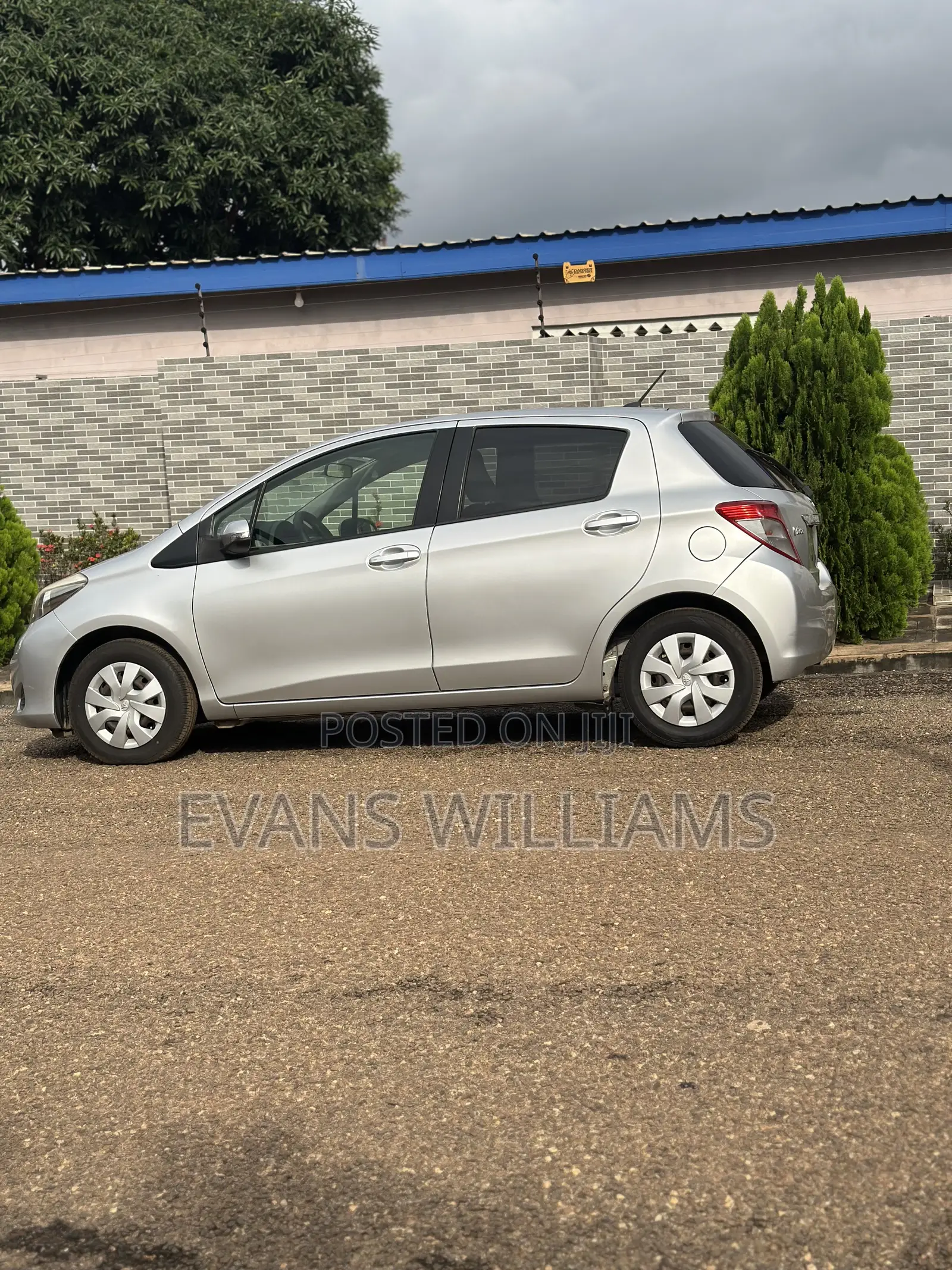 Toyota Vitz 1.3 FWD 5dr 2011 Silver