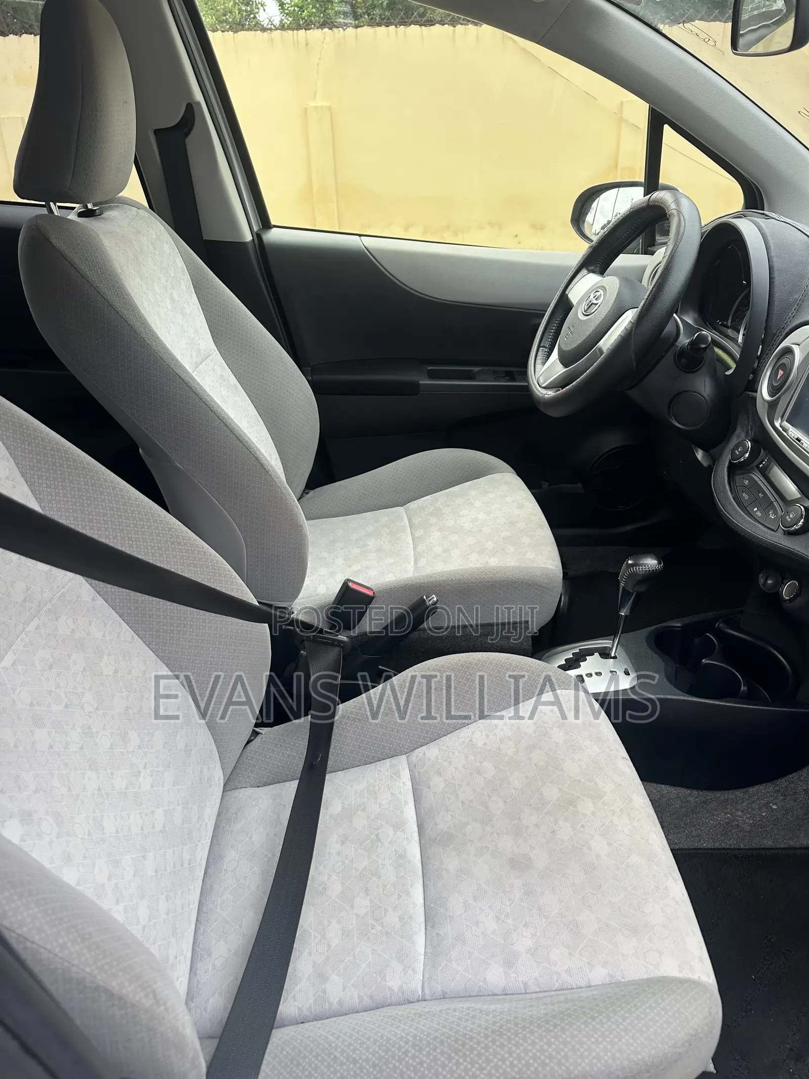 Toyota Vitz 1.3 FWD 5dr 2011 Silver