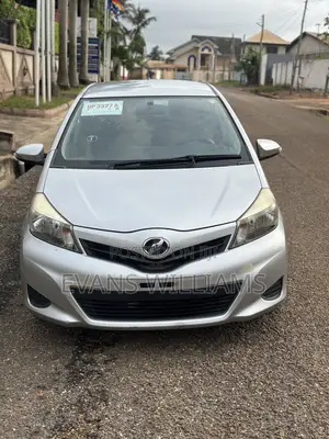 Toyota Vitz 1.3 FWD 5dr 2011 Silver
