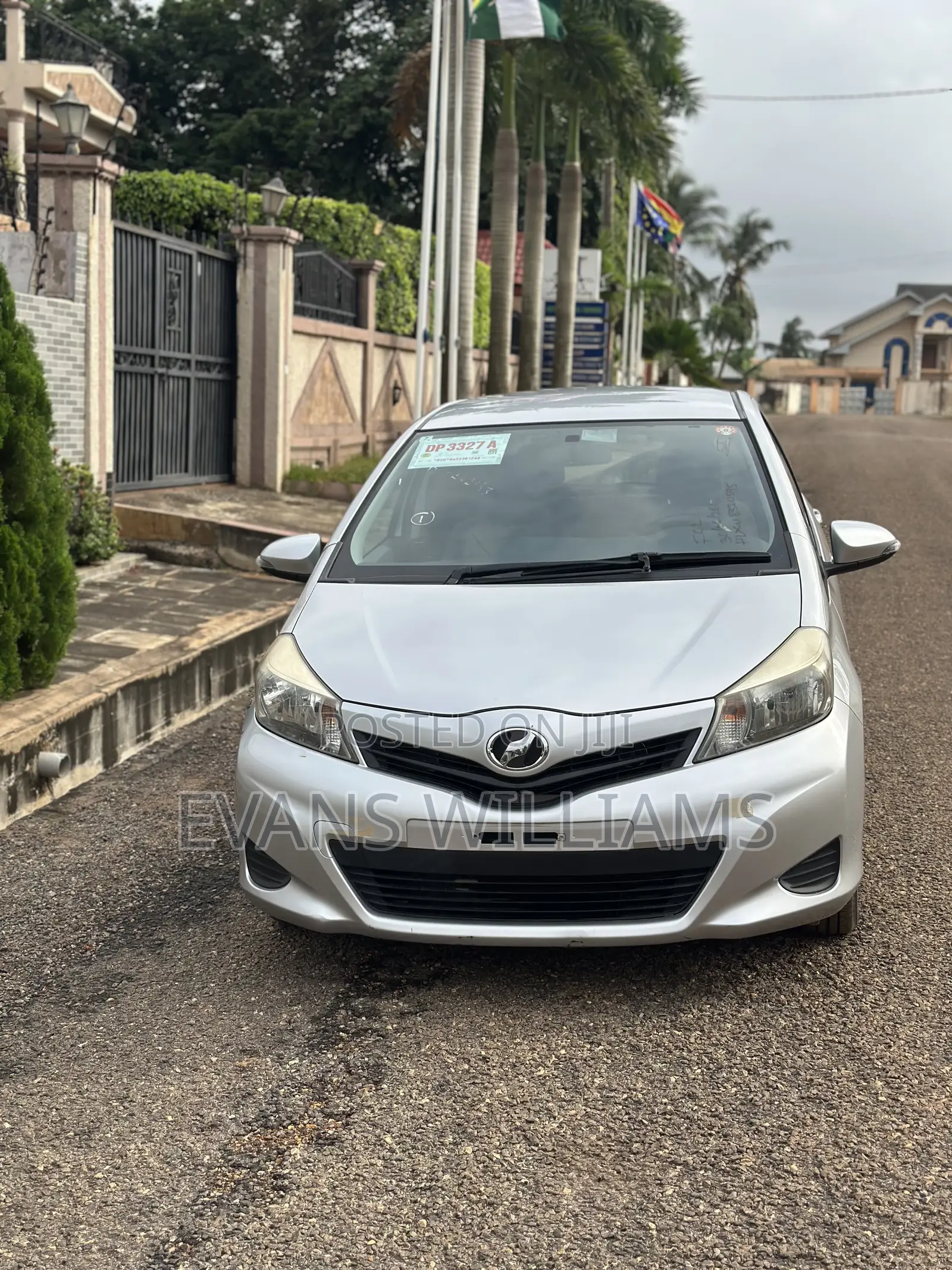 Toyota Vitz 1.3 FWD 5dr 2011 Silver