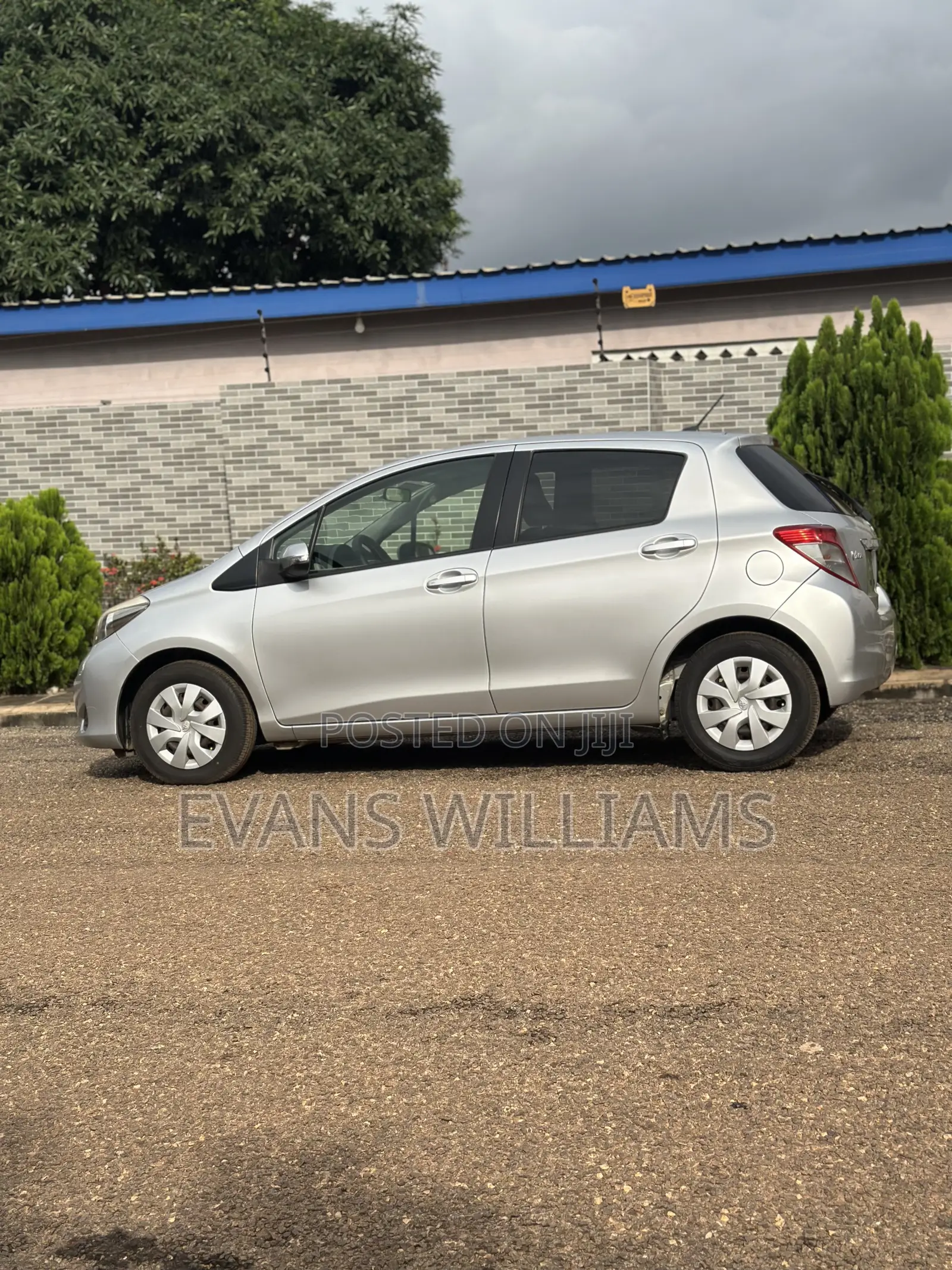 Toyota Vitz 1.3 FWD 5dr 2011 Silver