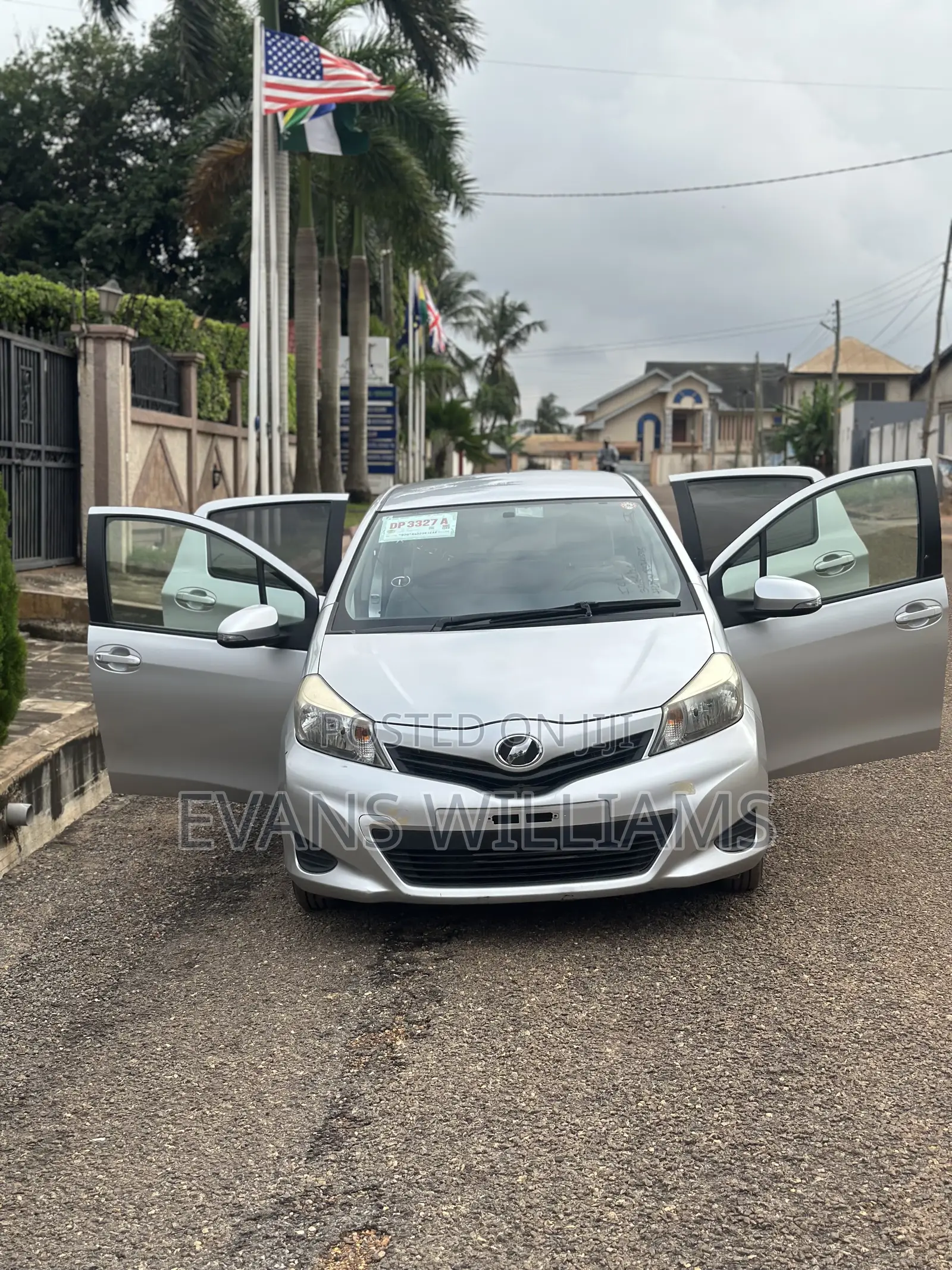 Toyota Vitz 1.3 FWD 5dr 2011 Silver