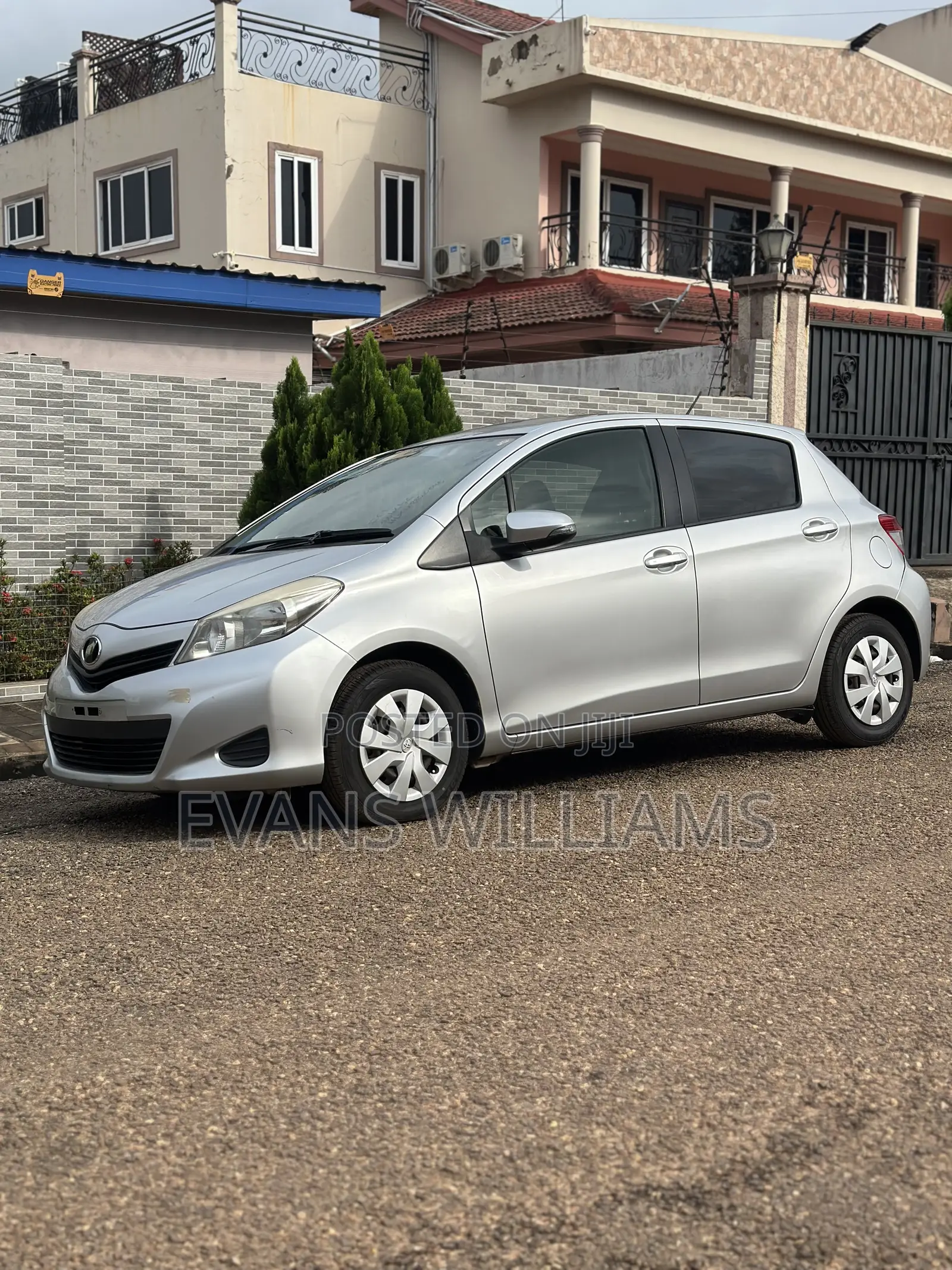 Toyota Vitz 1.3 FWD 5dr 2011 Silver