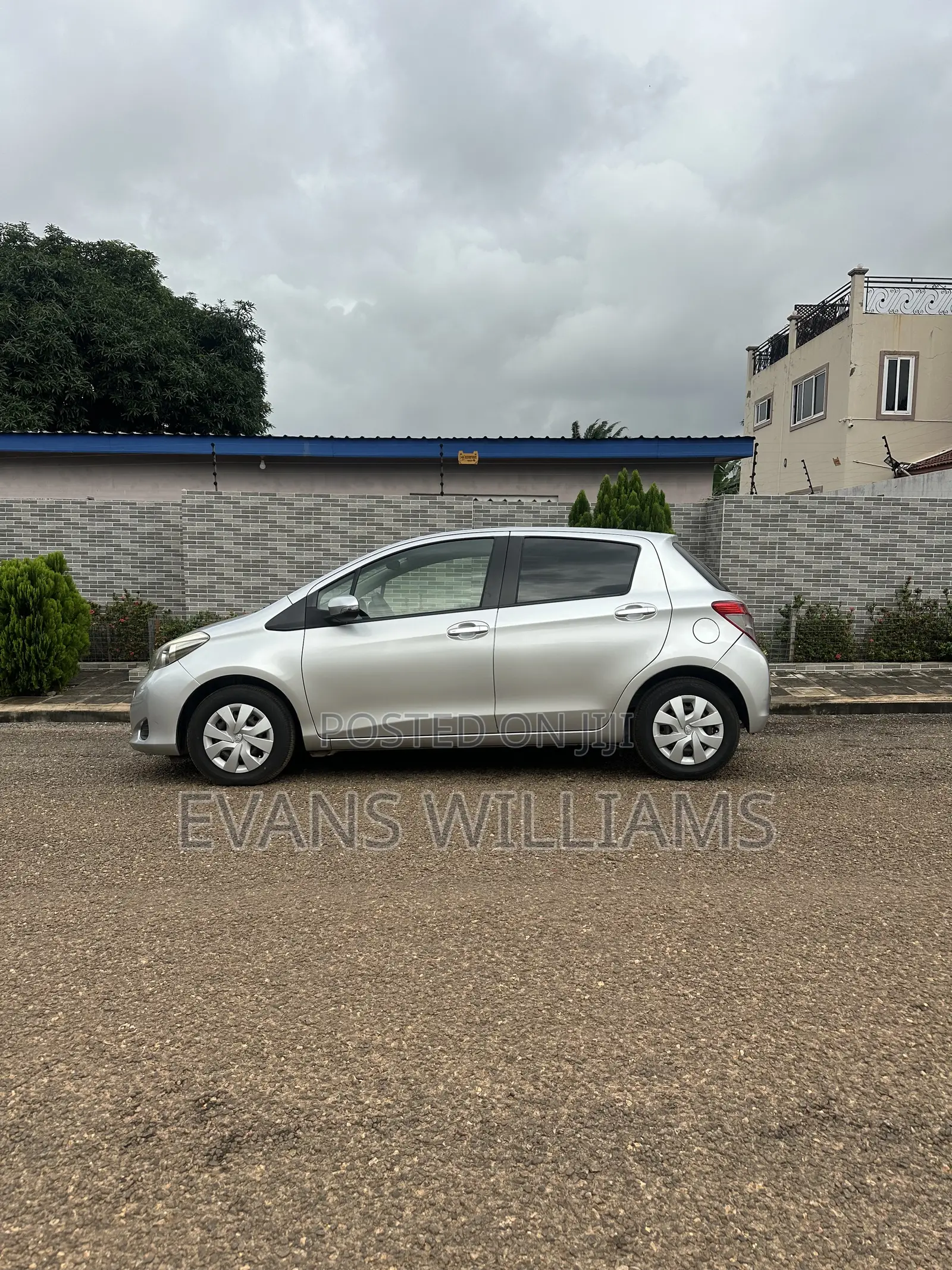 Toyota Vitz 1.3 FWD 5dr 2011 Silver