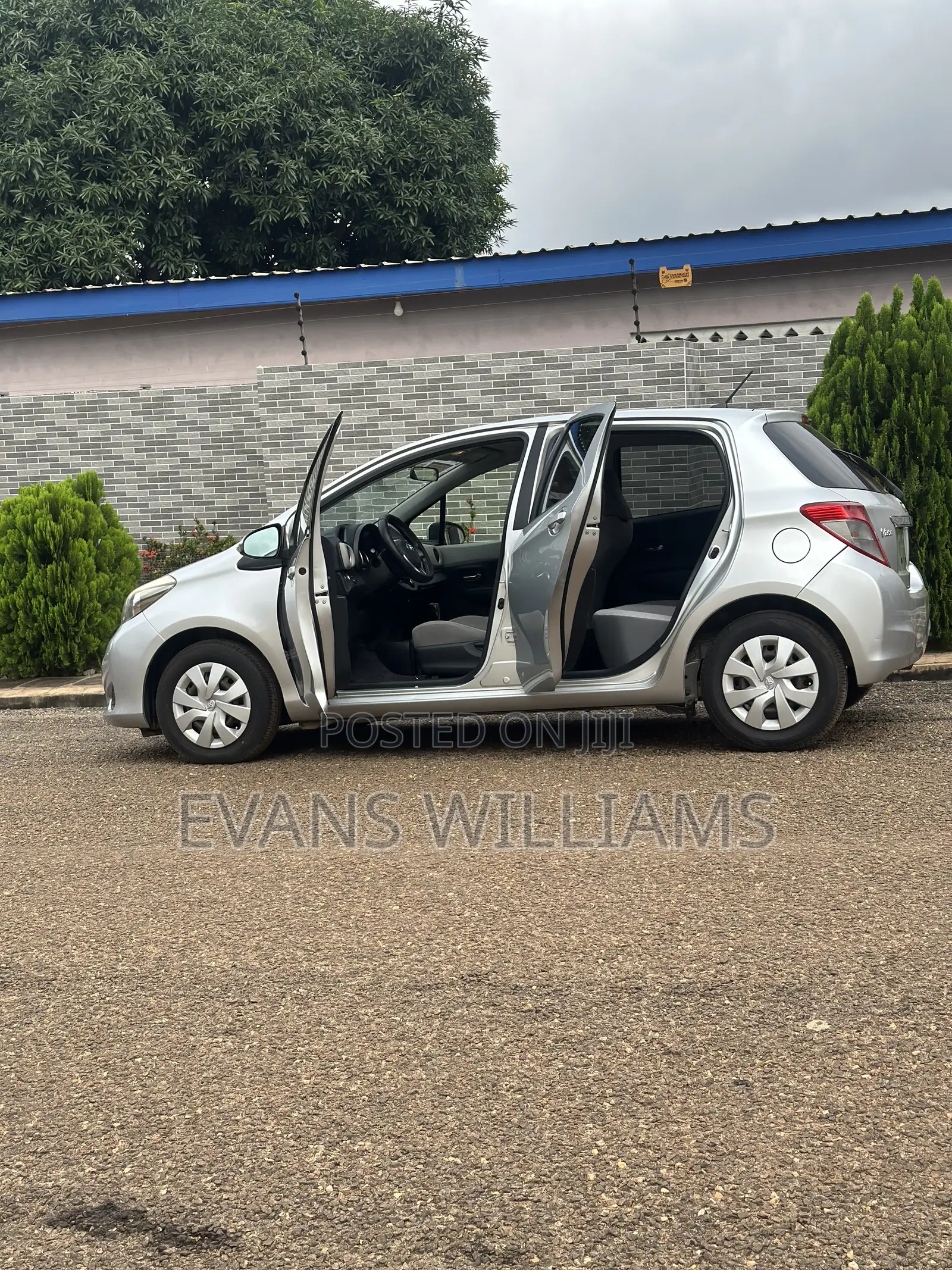 Toyota Vitz 1.3 FWD 5dr 2011 Silver