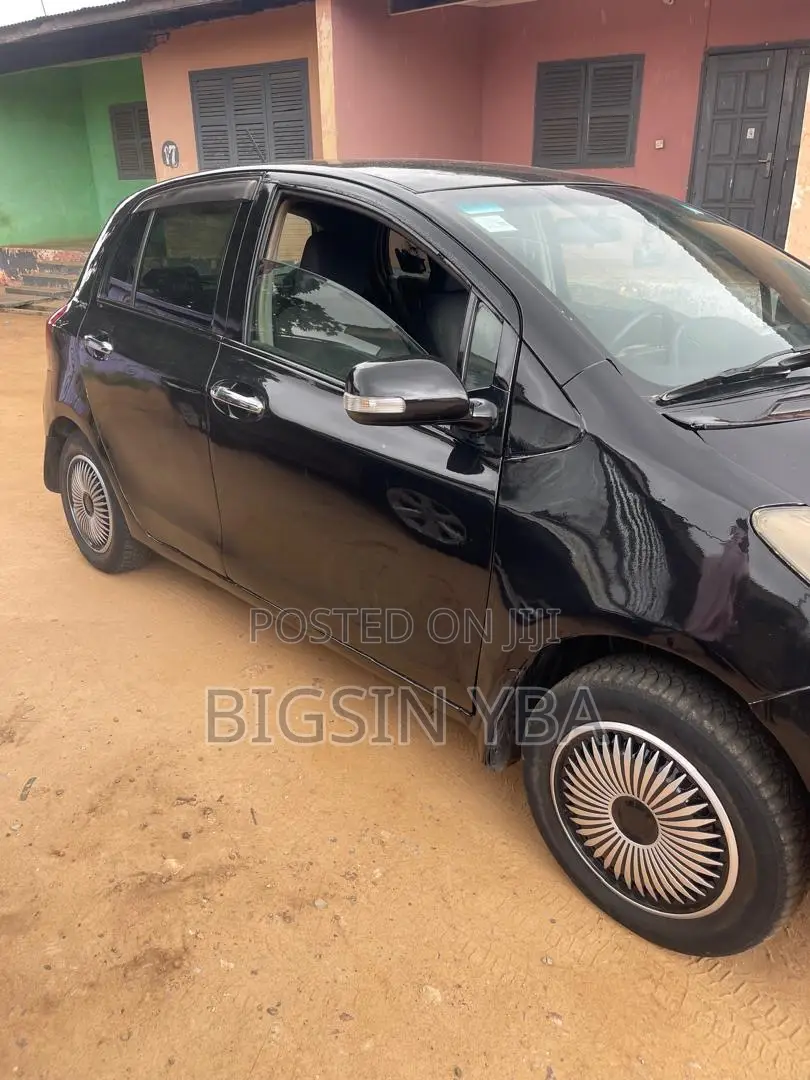 Toyota Vitz 1.3 AWD 5dr 2010 Black