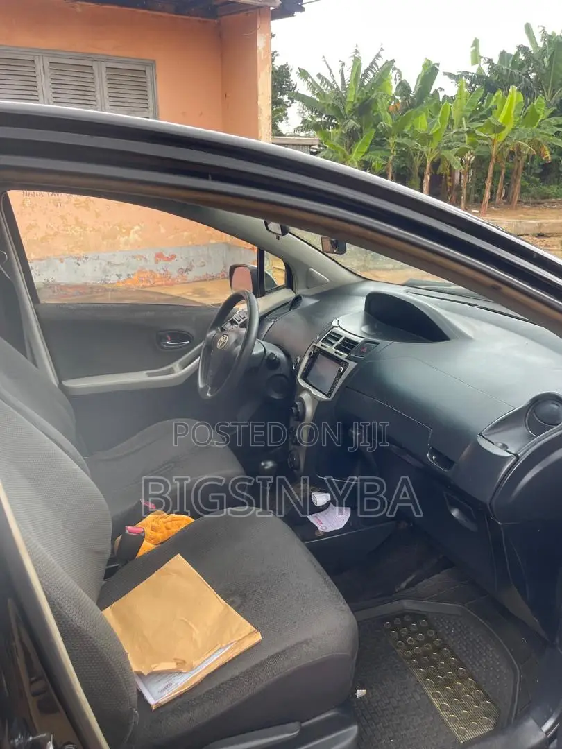 Toyota Vitz 1.3 AWD 5dr 2010 Black