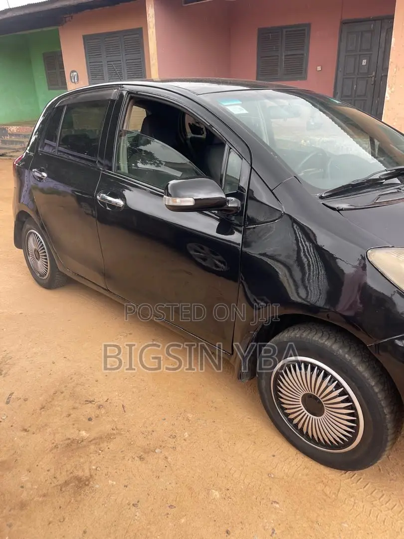 Toyota Vitz 1.3 AWD 5dr 2010 Black