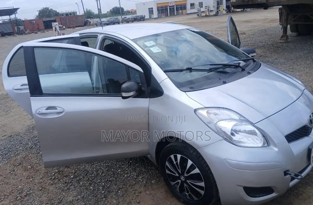 Toyota Vitz 1.0 FWD 3dr 2010 Silver