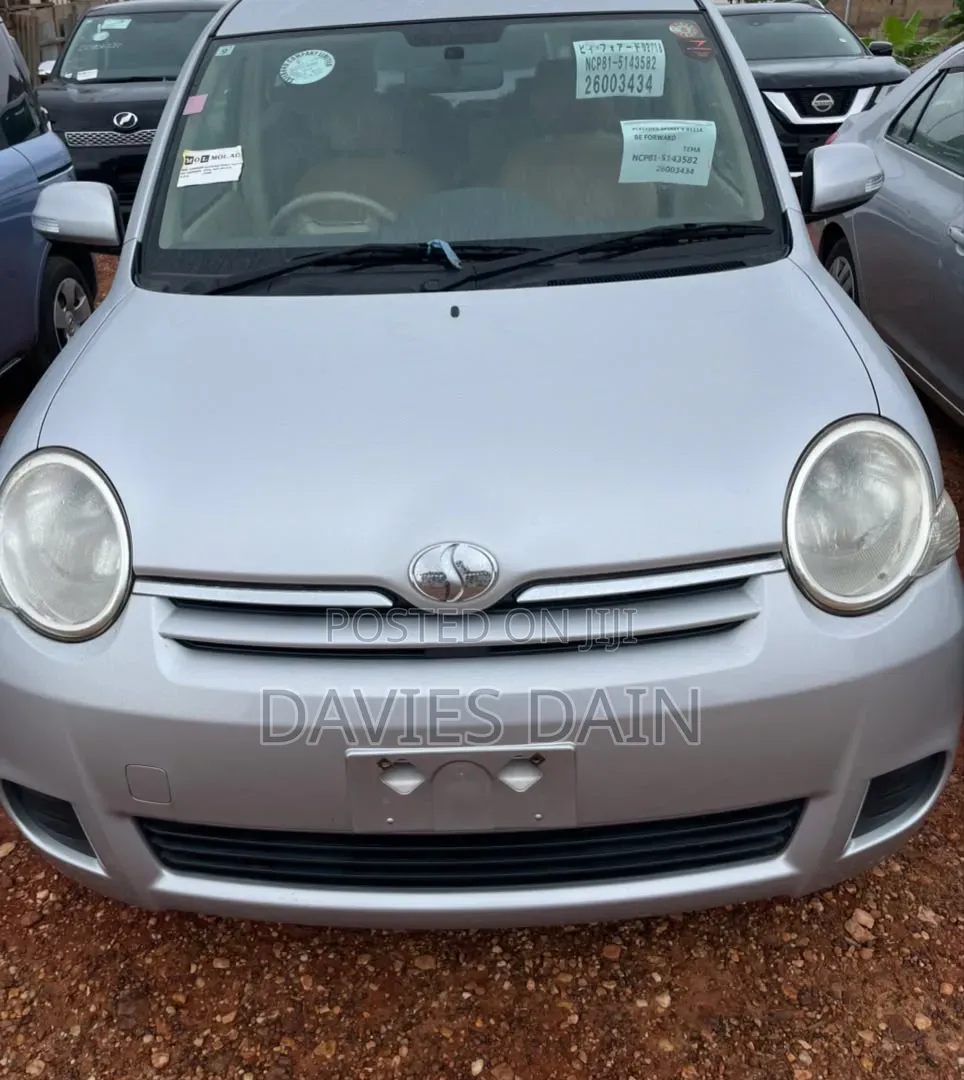 Toyota Sienta 2012 Silver