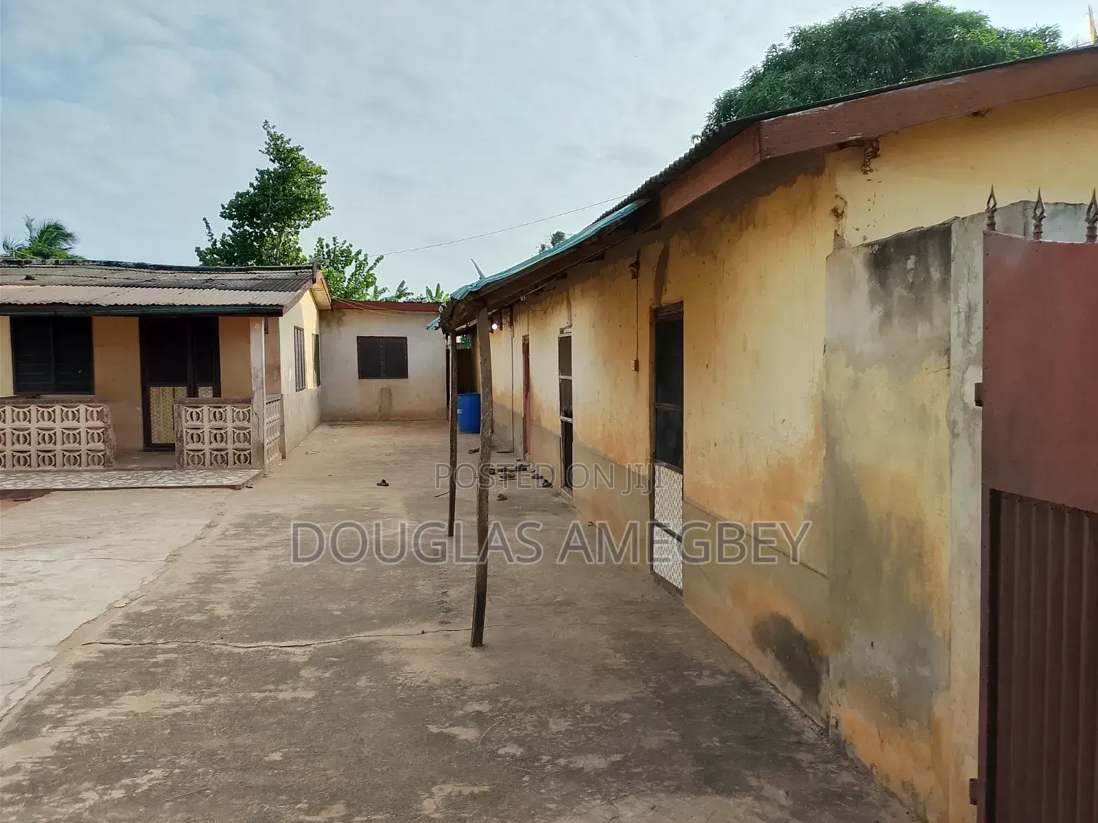 14bdrm House in Ketu South Municipal for sale