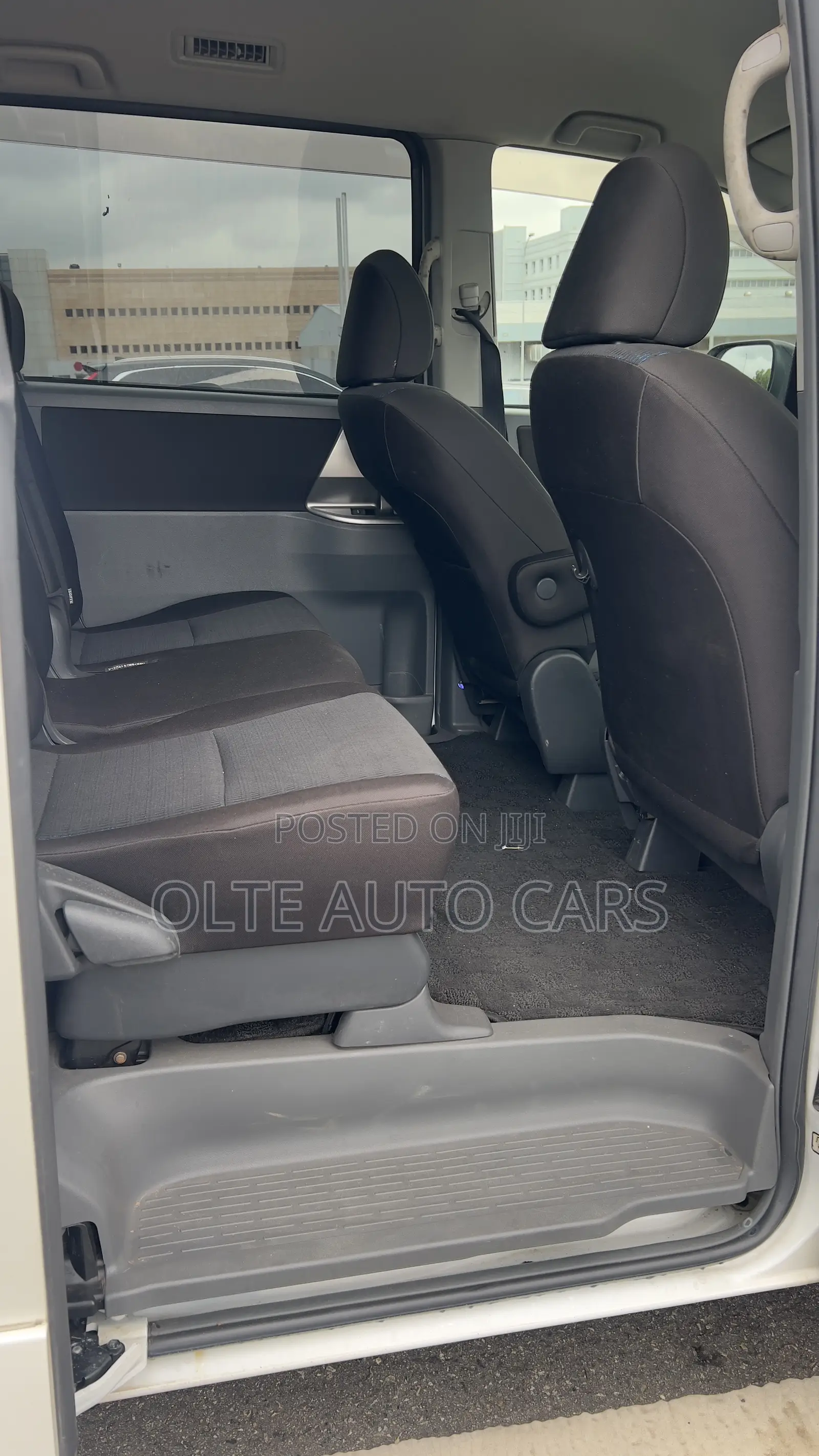 Toyota Voxy V 2WD 8-Seater 2010 White