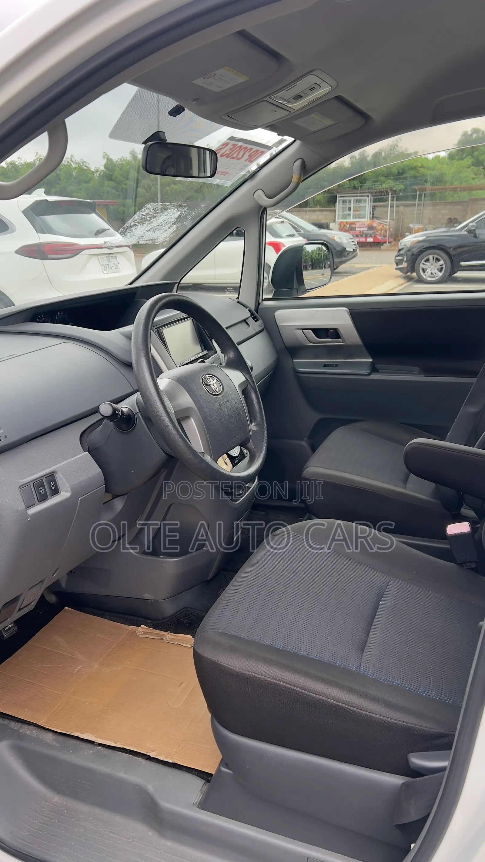 Toyota Voxy V 2WD 8-Seater 2010 White